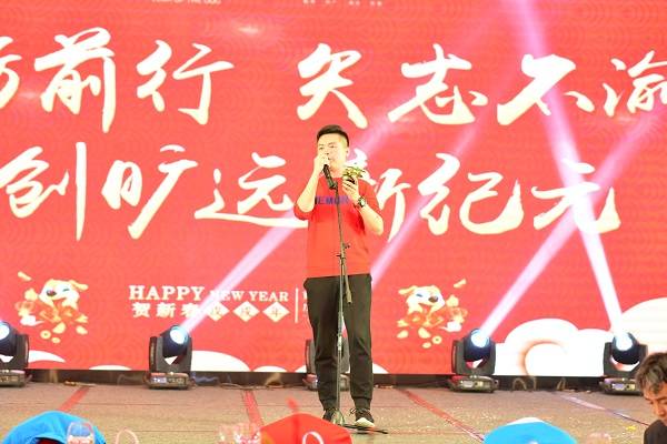 17图为迎春晚会独唱《我们不一样》.jpg